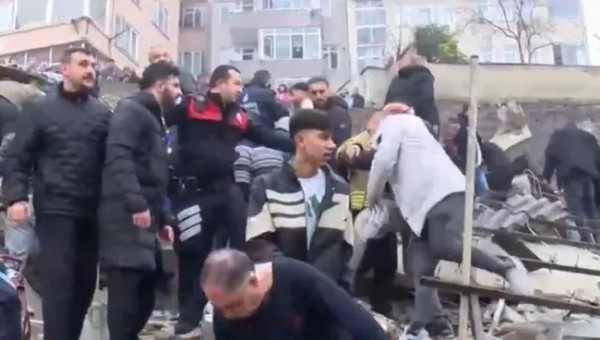 Fatih'te 2 Bina Çöktü! Sokak Savaş Alanına Döndü